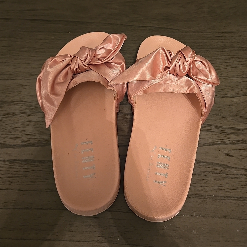 Elegant Pink Satin Bow Slippers - Picture 3 of 4
